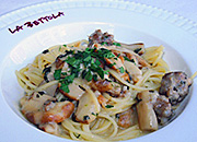 パスタは8種類から選べます。写真は自家製ソーセージとポリチーニ茸のスパゲティ
