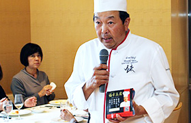 陳さんの手元の「復興豆腐」売上の一部を震災復興のために寄付されています。