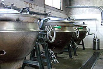 食品工場に取り付けられたSLP（右奥）釜3個分の調理用の水を全て浄水しています。